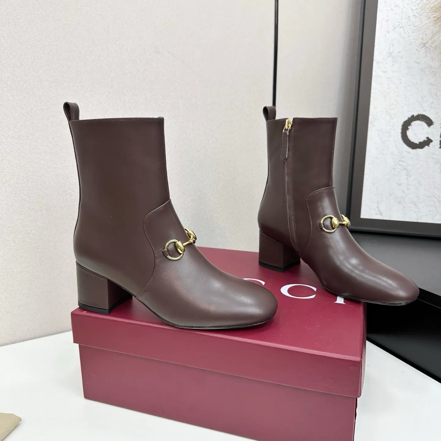 👟👟Ex-factory price 740👟👟 Gucci Gucci 2025G new autumn and winter classic horsebit thick heel short boots. The main series is finally available, and the products are worth looking forward to! Original classics create new designs ✨ Purchasing agent level! Full of high-end feel! A favorite among bloggers at home and abroad, it is retro and fashionable, easy to wear and looks great on your feet! Mainly recommended by the official website, new colors are constantly updated 🆕 ▪️Upper: original calfskin/cloth ▪️Inner lining: imported sheepskin ▪️Outsole: Italian leather outsole ▪️Heel height: 3.5cm ▪️Shoe size: 35-39 (40.41.42 can be customized)